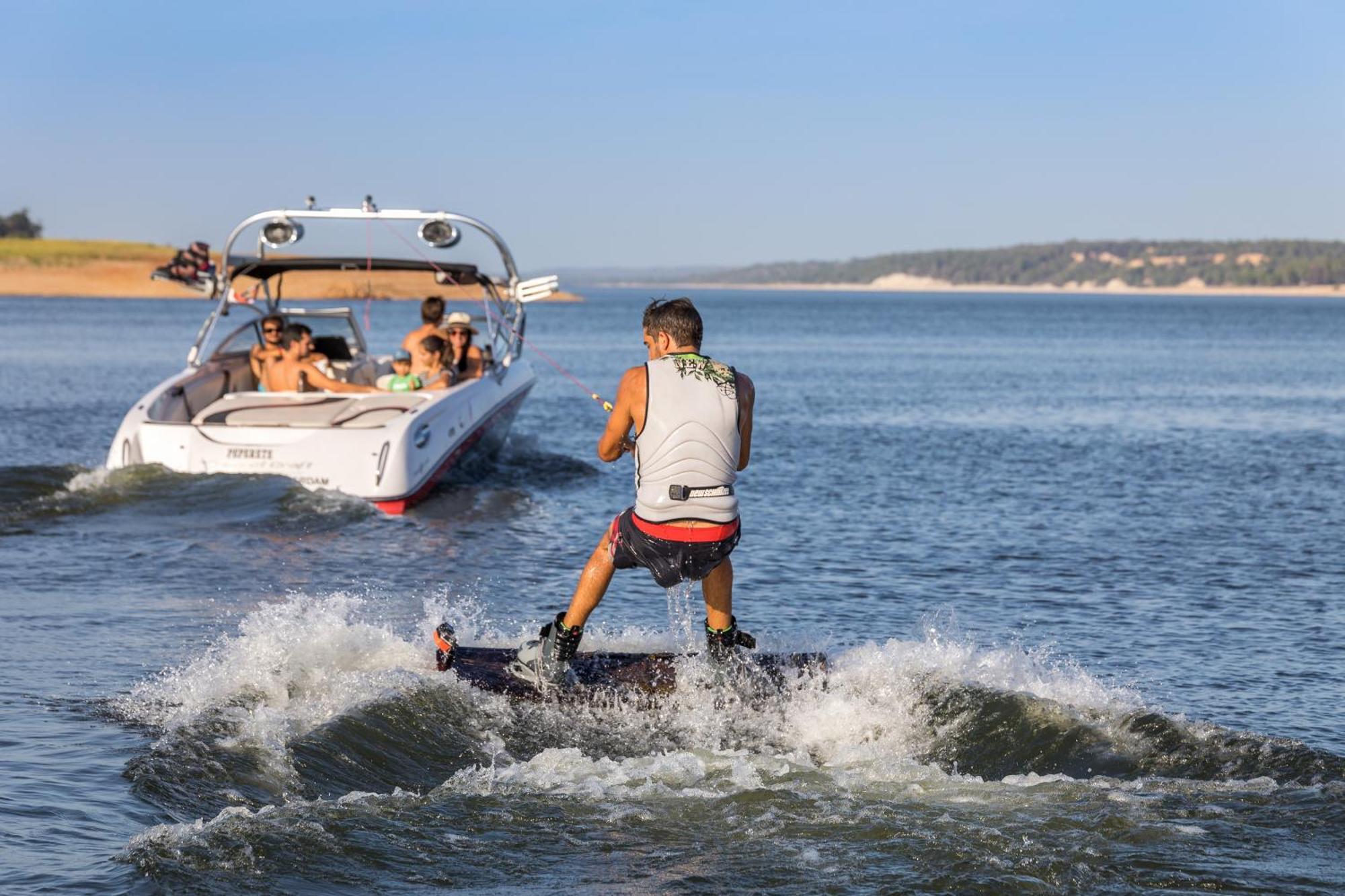 Ap Lago Montargil - Conference & Spa Exterior photo A wakeboarder